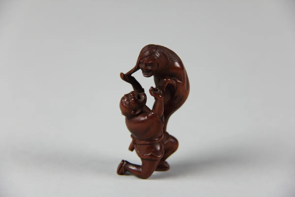 Netsuke of Ghost and Man on His Knees | 浮世繪妖怪藝術